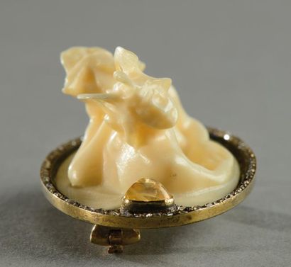 RENE LALIQUE (1860-1945) Exceptionnelle et rare broche à monture ovale en or 18 carats...