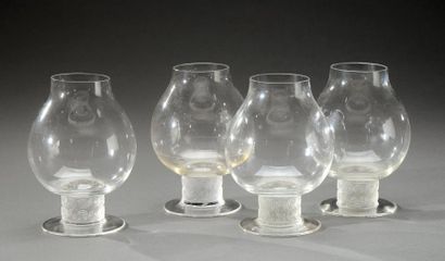RENE LALIQUE (1860-1945) Ensemble de quatre verres à liqueur «Chinon» en verre blanc...
