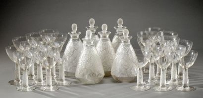 RENE LALIQUE (1860-1945) Service comprenant 24 verres et 6 carafes modèle «Schlumberger»...