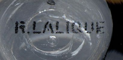 RENE LALIQUE (1860-1945) Partie de service «Beaune» en verre blanc soufflé-moulé,...