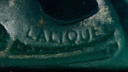 RENE LALIQUE (1860-1945) Pendentif «Gui» en verre opalescent vert moulé-pressé patiné....