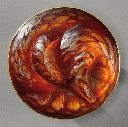 RENE LALIQUE (1860-1945) Broche ronde «Serpent» en verre teinté ambre moulé-pressé...