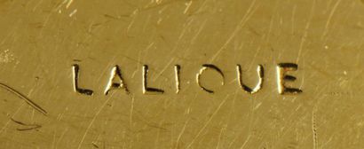 RENE LALIQUE (1860-1945) Broche ronde «Serpent» en verre teinté ambre moulé-pressé...