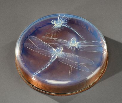 RENE LALIQUE (1860-1945) Petite boite ronde «Libellules» en verre opalescent moulé-pressé....