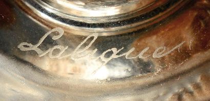RENE LALIQUE (1860-1945) Encrier «Trois papillons» en verre blanc moulé-pressé patiné....