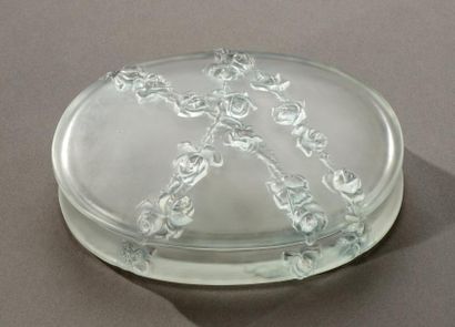 RENE LALIQUE (1860-1945) Boîte ovale «Roses en relief» en verre blanc moulé-pressé...
