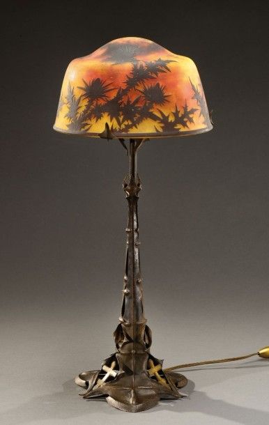 DAUM NANCY et Louis MAJORELLE (1859-1926) Rare lampe de table à fût conique formant...