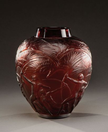 RENE LALIQUE (1860-1945) Vase «Archers» en verre soufflé-moulé patiné ambre. Signé...