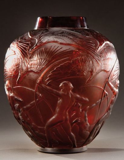 RENE LALIQUE (1860-1945) Vase «Archers» en verre soufflé-moulé patiné ambre. Signé...