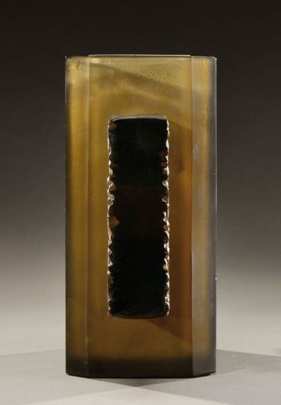 RENE LALIQUE (1864-1945) Rare vase «Margaret» en verre moulé-pressé teinté noir à...