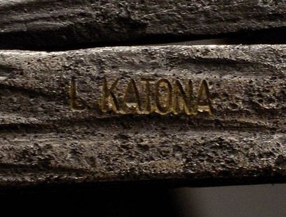 LOUIS KATONA (XXème) Lustre à armature circulaire en fer forgé martelé à décor ajouré...