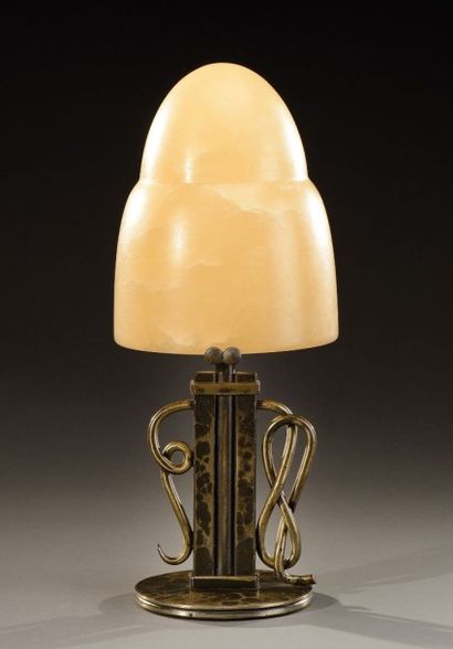 Michel ZADOUNAÏSKY (1903-1983) Lampe de table en fer forgé martelé à fût tubulaire...