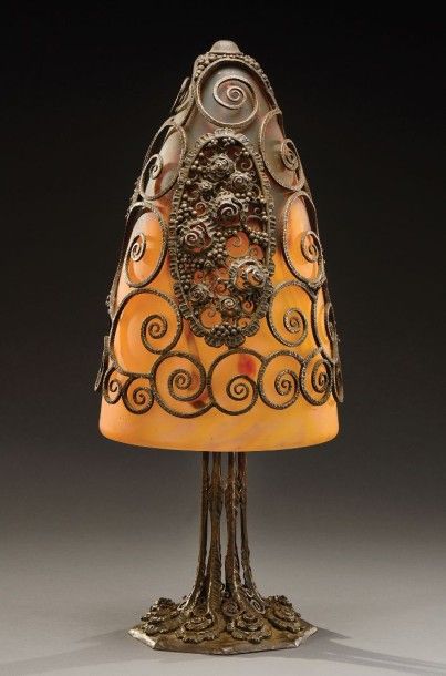 Edgar BRANDT (1880-1960) et DAUM NANCY Rare et exceptionnelle lampe de bureau en...