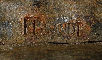 EDGAR BRANDT (1880-1960) Nécessaire de cheminée en fer forgé martelé à montant à...