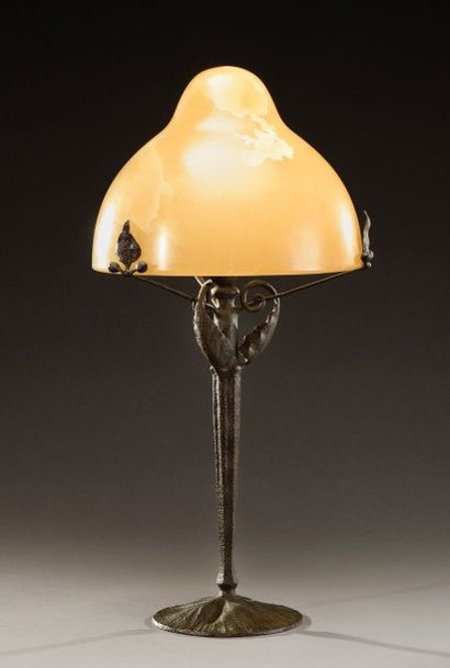 MOUCHET Lampe de bureau en fer forgé à fût conique rainuré à décor de trois feuilles...