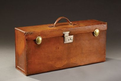Travail 1920 Nécessaire de voyage composé d'une valise en cuir marron dépliante compartimentée...