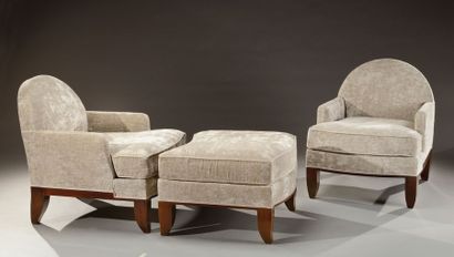 JULES DEROUBAIX (1904-1979) Paire de fauteuils bas et son repose-pieds en hêtre teinté...