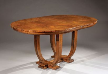 PIERRE CHAREAU (1883-1950) Table de salle à manger à plateau ovale en placage de...