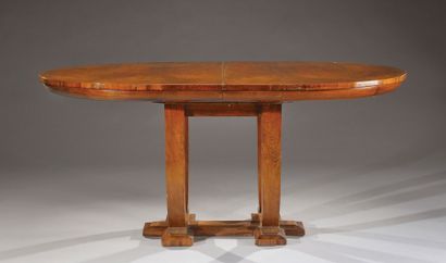 PIERRE CHAREAU (1883-1950) Table de salle à manger à plateau ovale en placage de...
