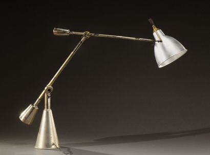 EDOUARD WILFRID BUQUET (né en 1886) Lampe de bureau en métal nickelé composé de deux...