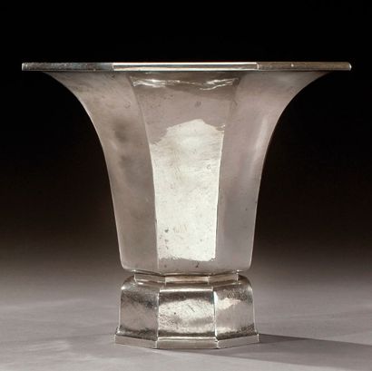 MAURICE DAURAT (1880-1960) Vase de forme octogonale à pans coupés et large col évasé...