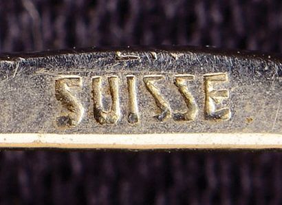 GASTON SUISSE (1896-1988) Poudrier moderniste de forme rectangulaire en métal argenté...