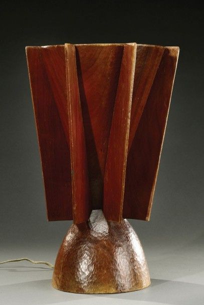 CHANAUX & PELLETIER Exceptionnelle et rare lampe africaniste sculptée en taille directe...