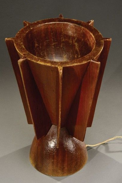 CHANAUX & PELLETIER Exceptionnelle et rare lampe africaniste sculptée en taille directe...