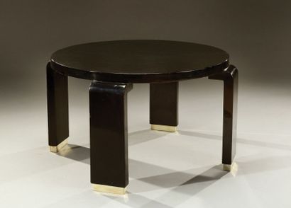 JACQUES ADNET (1900-1984) Table basse moderniste en bois laqué noir présentant un...