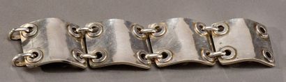 Jean DESPRES (1889-1980) Bracelet en argent martelé composé de quatre mailles quadrangulaires...
