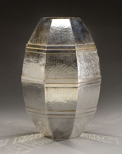Jean DESPRES (1889-1980) Exceptionnel et rare vase moderniste à corps ovoïde à pans...