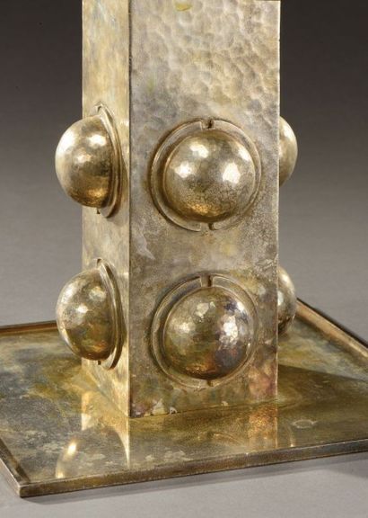 Jean DESPRES (1889-1980) Paire de bougeoirs modernistes en métal argenté à surface...