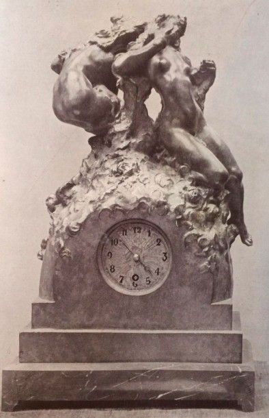 Jules DESBOIS (1851-1935) "Le jour et la nuit" Pendule en terre cuite figurant en...