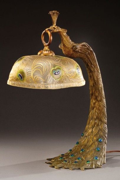 A.ROLLET (XIX-XXème) Importante lampe en bronze à patine médaille figurant un paon...