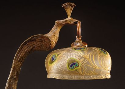 A.ROLLET (XIX-XXème) Importante lampe en bronze à patine médaille figurant un paon...