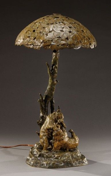 K.CSADEK (XIX-XXème) Rare lampe en bronze à patine brune présentant un fût figurant...
