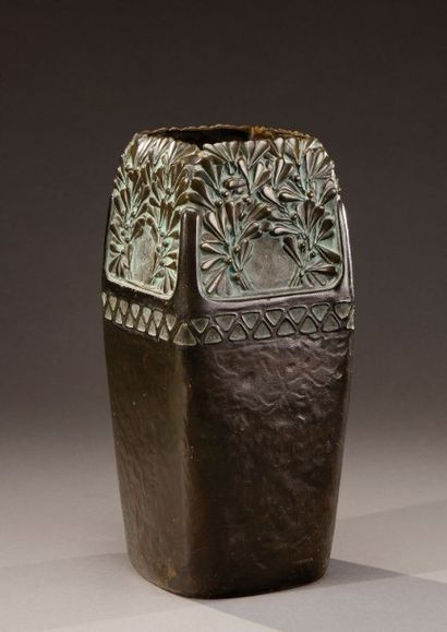 Gustav GURSCHNER (1873-1971) Rare vase à corps quadrangulaire à bords arrondis en...