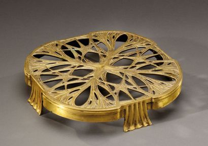 Léon JALLOT (1874-1967) Dessous de plat en bronze doré à décor ajouré de motifs végétaux...