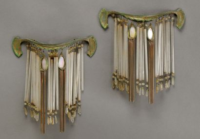 HECTOR GUIMARD (1867-1942) Paire d'appliques à une lumière à platines de fixation...
