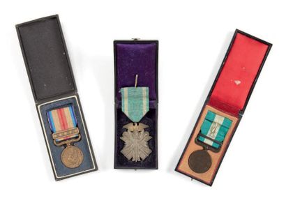 JAPON Lot de trois médailles - Ordre du Milan d'Or, 7ème catégorie présenté dans...
