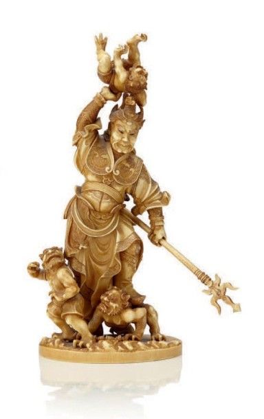 JAPON Gardien de temple en armure chinoise combattant 3 petits oni; ivoire teinté....