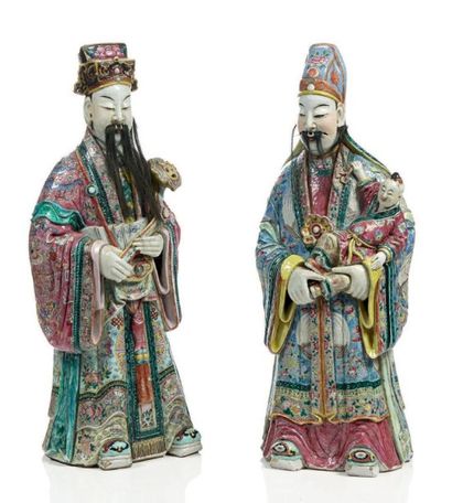 CHINE Importante paire de grands dignitaires en porcelaine décorés en émaux de la...