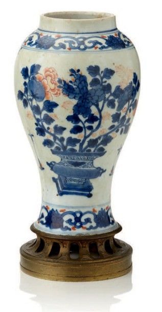 JAPON Vase de forme balustre Décoré en bleu et rouge d'une pivoine et d'un chrysanthème...