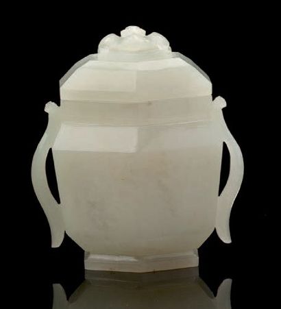 CHINE Petit pot couvert en jade clair sculpté de forme hexagonale à deux anses, à...