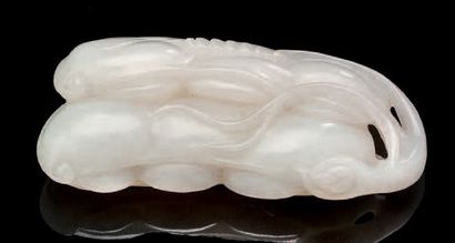 CHINE Petit groupe en jade blanc sculpté représentant deux cosses de haricots. Haut.:...