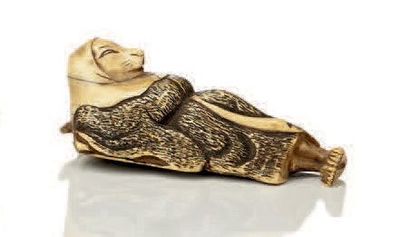 JAPON Netsuke en ivoire renard habillé en femme. Fin période Edo, début Meiji. Non...