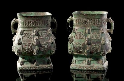 CHINE Paire de vases quadrangulaires de forme balustre à deux anses figurant des...