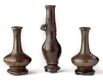 CHINE Trois vases en bronze à patine brune dont deux à panse applatie et col étroit...