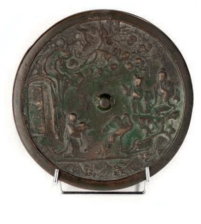 CHINE Miroir en bronze décoré d'une scène animée d'immortels et grue dans un jardin....