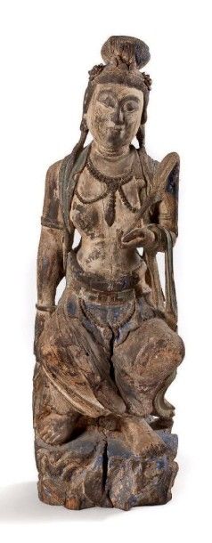 null Grande statue assise en bois avec traces de polychromie représentant une Guanyin,...